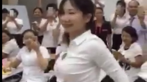 有个会跳肚皮舞的女同事还怎么上班